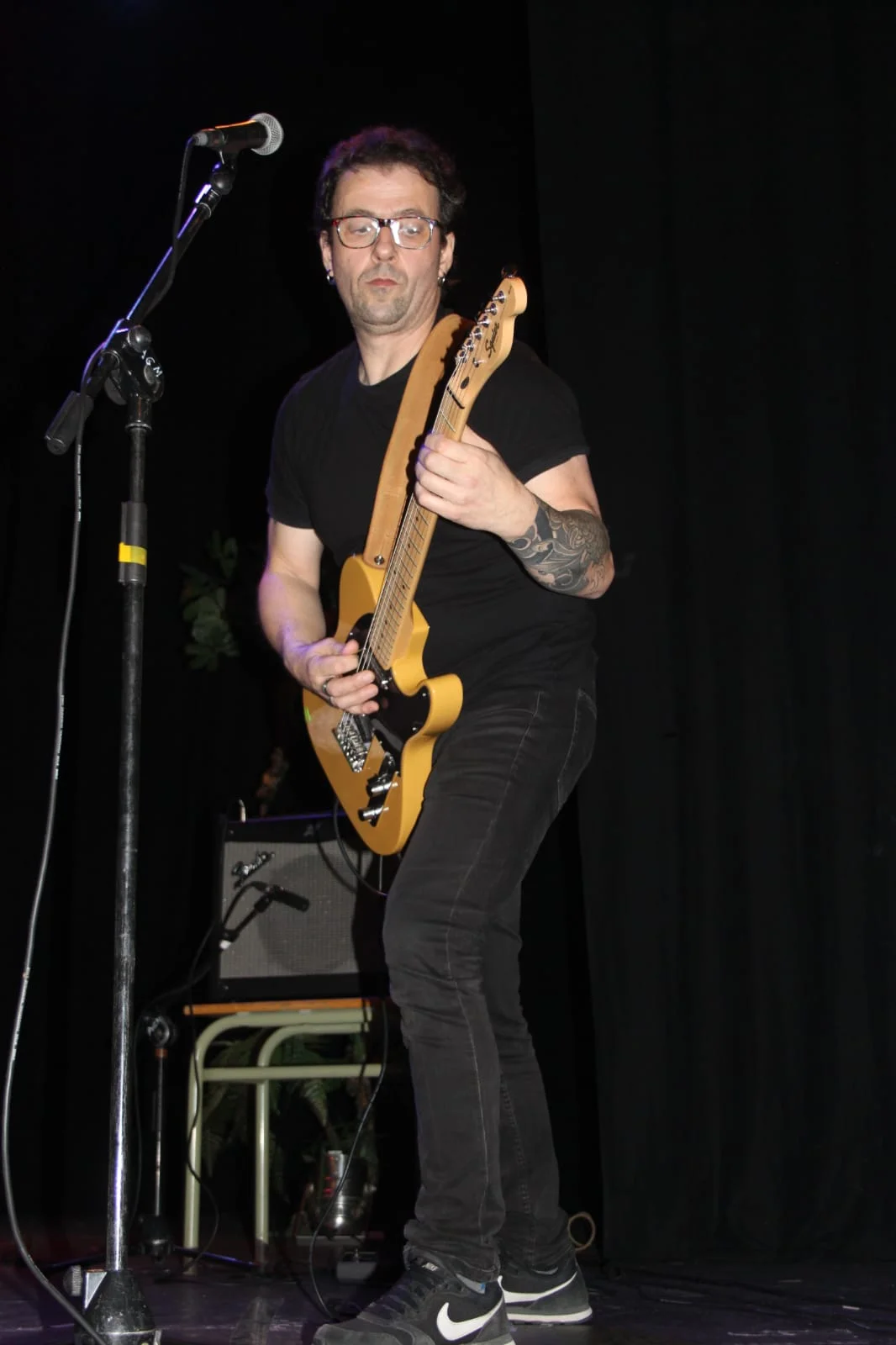 Juan, guitarra y coros