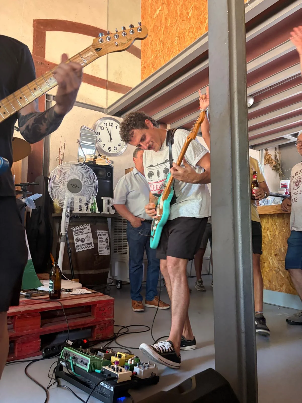 Urbano, guitarra